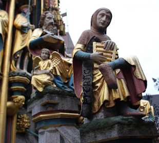 Figuren im Schönen Brunnen