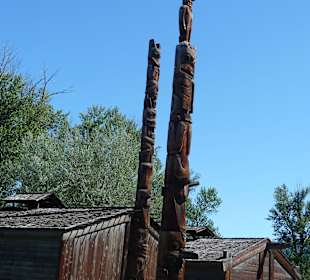 Langhäuser mit Totempfählen