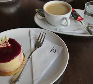 Weiße Schokoladen-Törtchen mit Himbeerkern