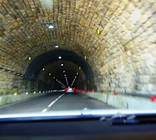 Busse fahren mittig, das ist doch ein Bauwerk