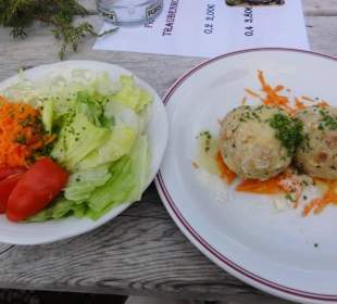 Käsknödel mit Salbeibutter und Salat