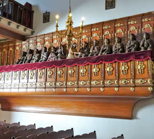 Jesus mit Jüngern im Kirchenschiff