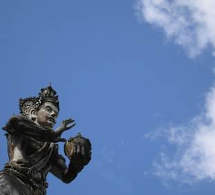 Brunnenfigur am Eingang