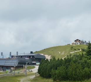 Blick auf Sonnenalm und Wank-Gipfel mit Wankhaus