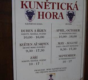 Tabule před vchodem