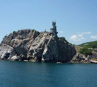 Schwalbennest vom Meer gesehen