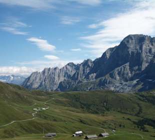Bequemer Wanderweg auf der First