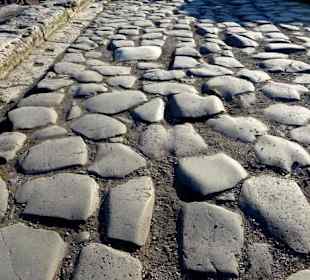 Altes römisches Pflaster, z.T. mit Fahrspuren