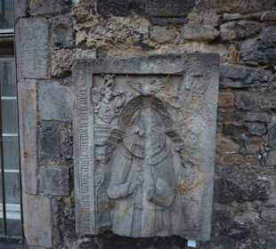 Epitaphe an der Außenmauer