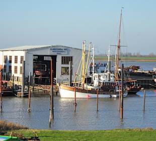Die Werft am Hafeneingang von Ditzum