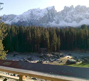 Mystischer Karrersee mit Lattemar im Hintergrund