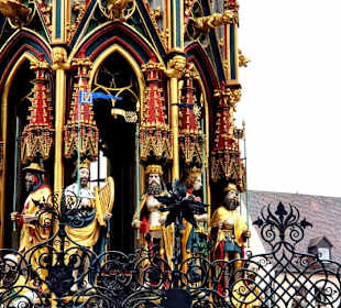 Die Figuren am Brunnen