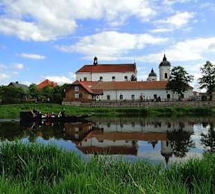 Kościół oglądany zza rzeki Narew.