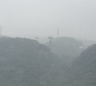 Der Monte Baldo im Morgennebel