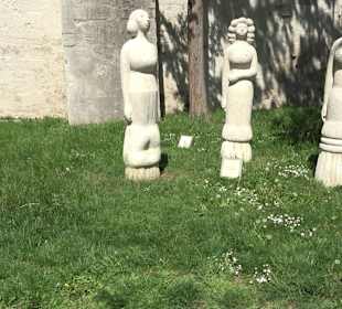Skulptur Drei Frauen im Gespräch