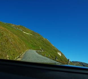 Zwei Autos passen vorbei