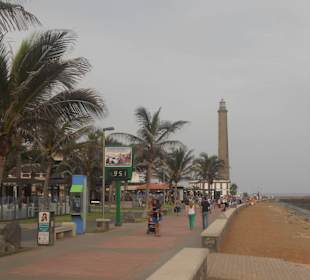 Strandpromenade mit Sicht auf den Leuchtturm