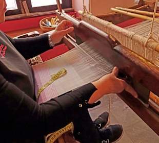 Die Linke Hand wirft die Spindel