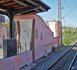 An den Gleisen des Hundertwasser Bahnhofs Uelzen