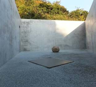 Dziedziniec ze sztuką Lee Ufan