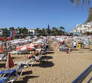 Strand und Promenade neben Hafen