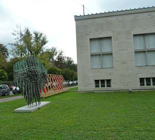 Seitenansicht mit Kunstwerk