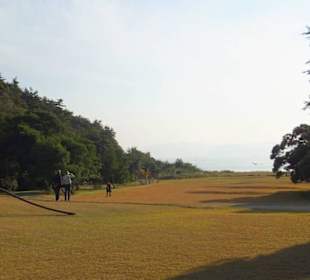 Widok w kierunku morza z placu przed muzeum.