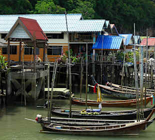 Boote vor dem Stelzendorf Koh Panyi