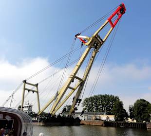 Schwimmkran im Hafen