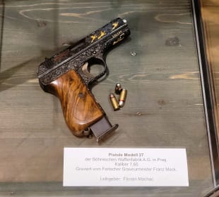 Waffe aus Prag, Graveur aus Ferlach