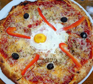 Pizza mit Ei im El Coco Loco