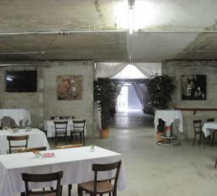 Tische im "Bunker"