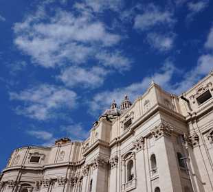 Friedhof mit Blick auf den Petersdom