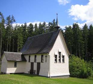 Die Antoniuskapelle am Waldrand