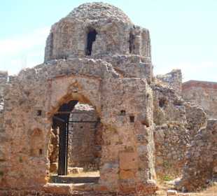 Ruiny meczetu w czerwonej twierdzy w alanya