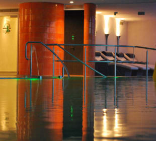 Poolbereich mit Ruheraum