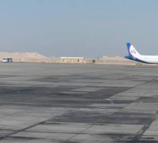 Gebäude am Rande des Flugfeldes für Mitarbeiter