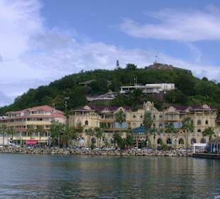 Blick vom Hafen zum Fort Louis