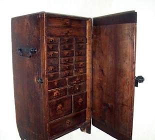 antikes Schränkchen