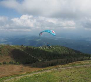 Gleitschirmflug mit Blick auf dem Wörtersee