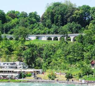 Gesamtansicht mit Bahn oben