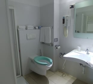 Ich hoffe, es gibt auch "normale" Toiletten. Das Behinderten WC ist unbequem und durch den fehlenden Deckel auch unhygienisch. Hotel La Locanda
