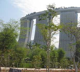 Blick vom Park auf Hotel Sands