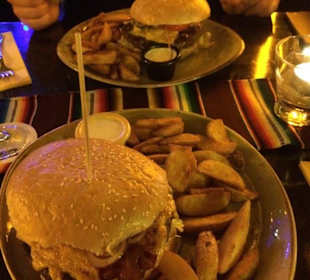 Burger mit Potato Wedges