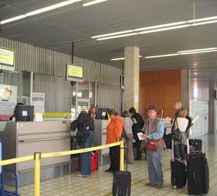 Am Check-in Schalter