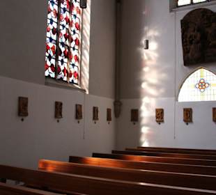 Blick in das Kirchenschiff (Kreuzwegstationen)