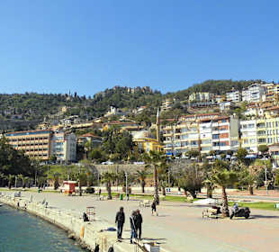 Blick vom Hafen auf den Burgberg