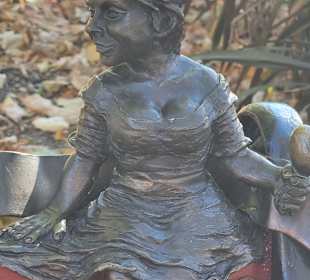 SIE auf der Zwergenbank.