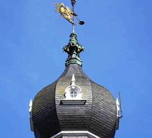 Frühlingsspaziergang durch den Park des Schlosses