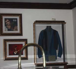 Ausstattung Café durch prominente Gegenstände